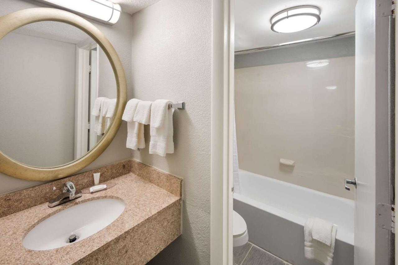 Clarion Pointe Indianapolis Northeast Hotell Castleton Eksteriør bilde